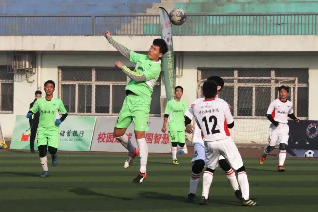 从战火贫民窟闯出来，加盟曼联，居然干翻世界第一防线